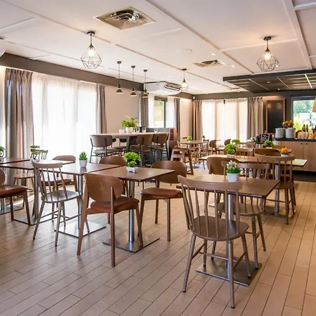 ホテル Campanile Nature - 3*